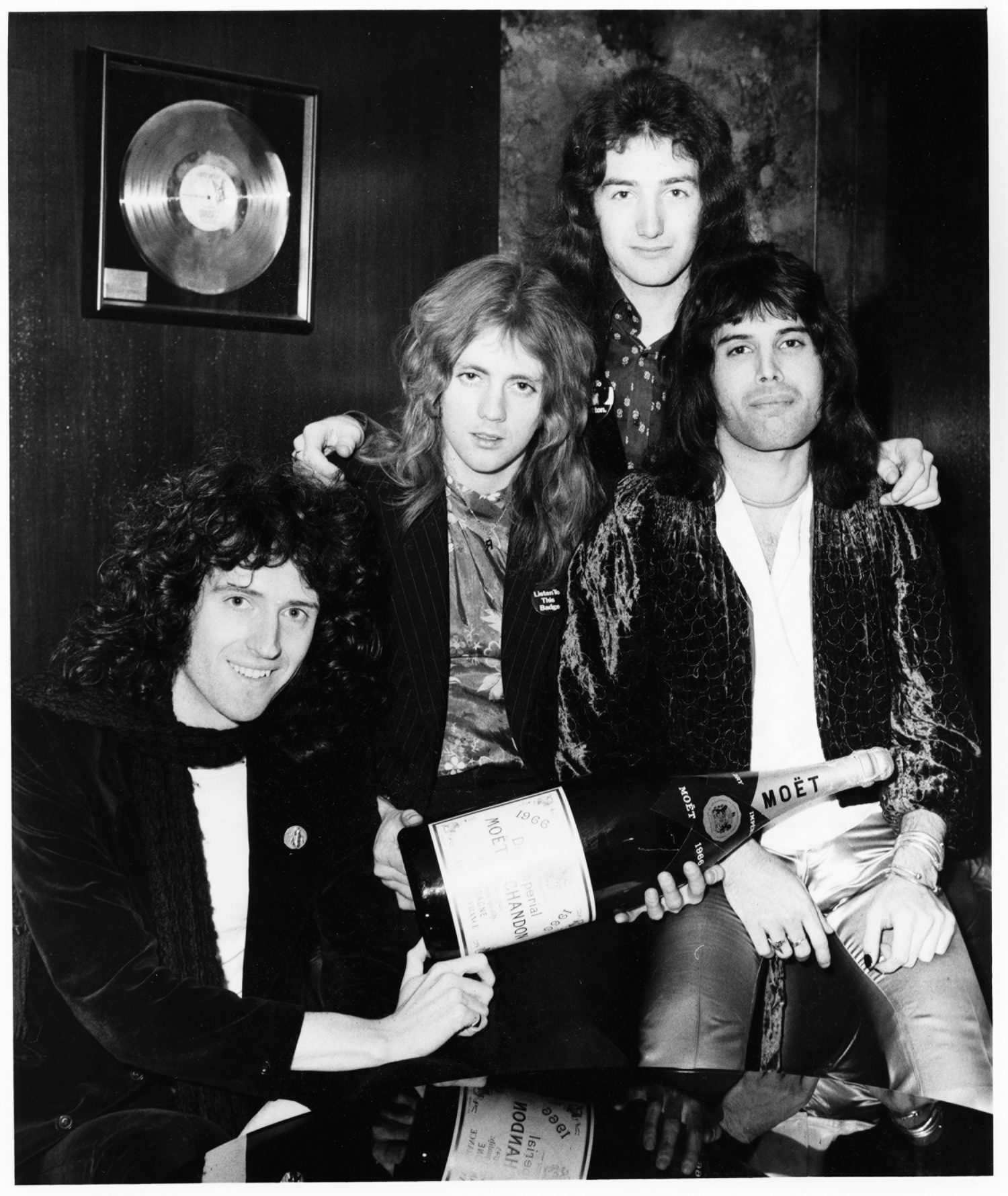 Discover Queen: The Band That Rocked the World – A Deep Dive into Rock Royalty